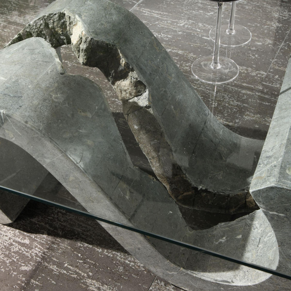 Tavolino basso in pietra fossile "Esse" top in vetro temperato cm 120x70 36h