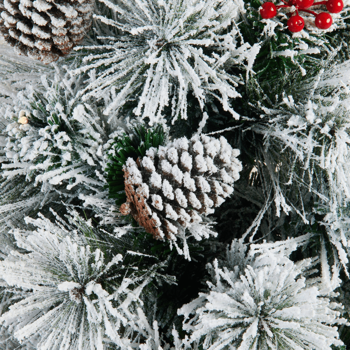 Albero di Natale innevato "Candore" con LED, bacche e pigne in PP Effetto aggi di pino + Flock cm 210h - MondoViro