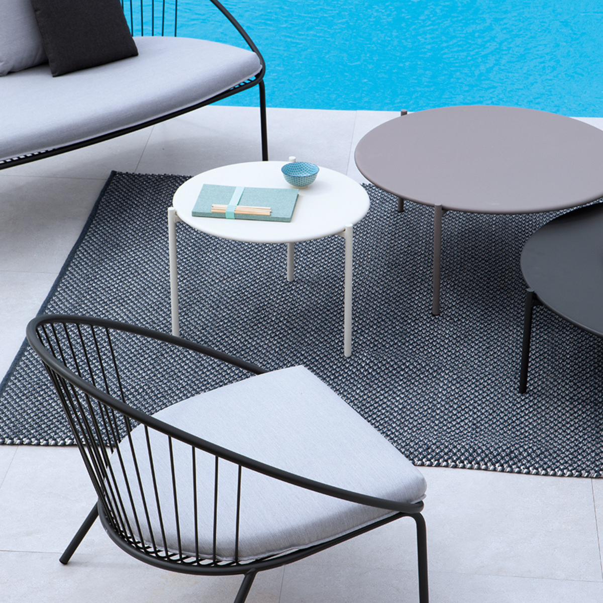 Tavolo basso da caffè tondo in metallo "Aria1" tavolino per giardino impilabile cm 60x60 46h