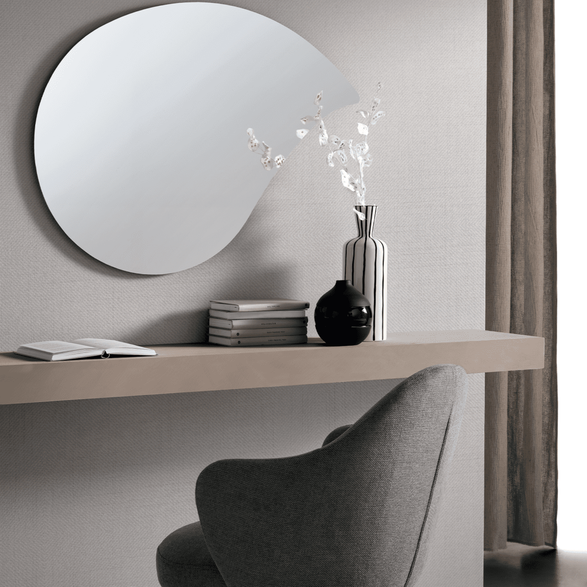 Specchio decorativo "Acqua" sagomato a goccia dal design fluido e contemporaneo cm 90x62h - MondoViro