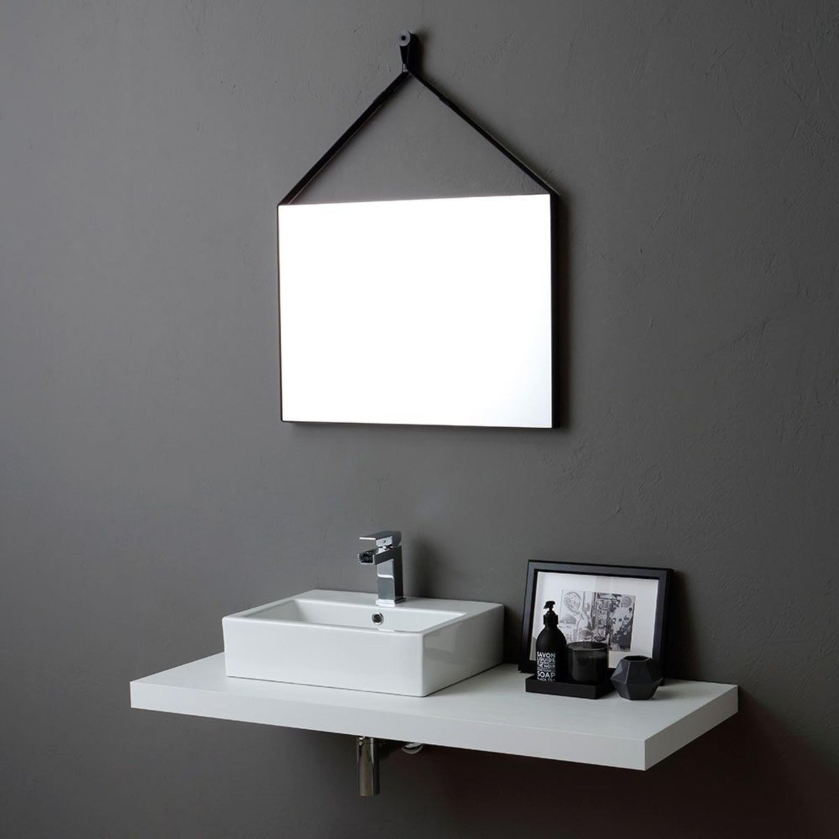 Specchio rettangolare design "Hillsboro" cornice con laccio in pelle nera cm 70x50 - MondoViro