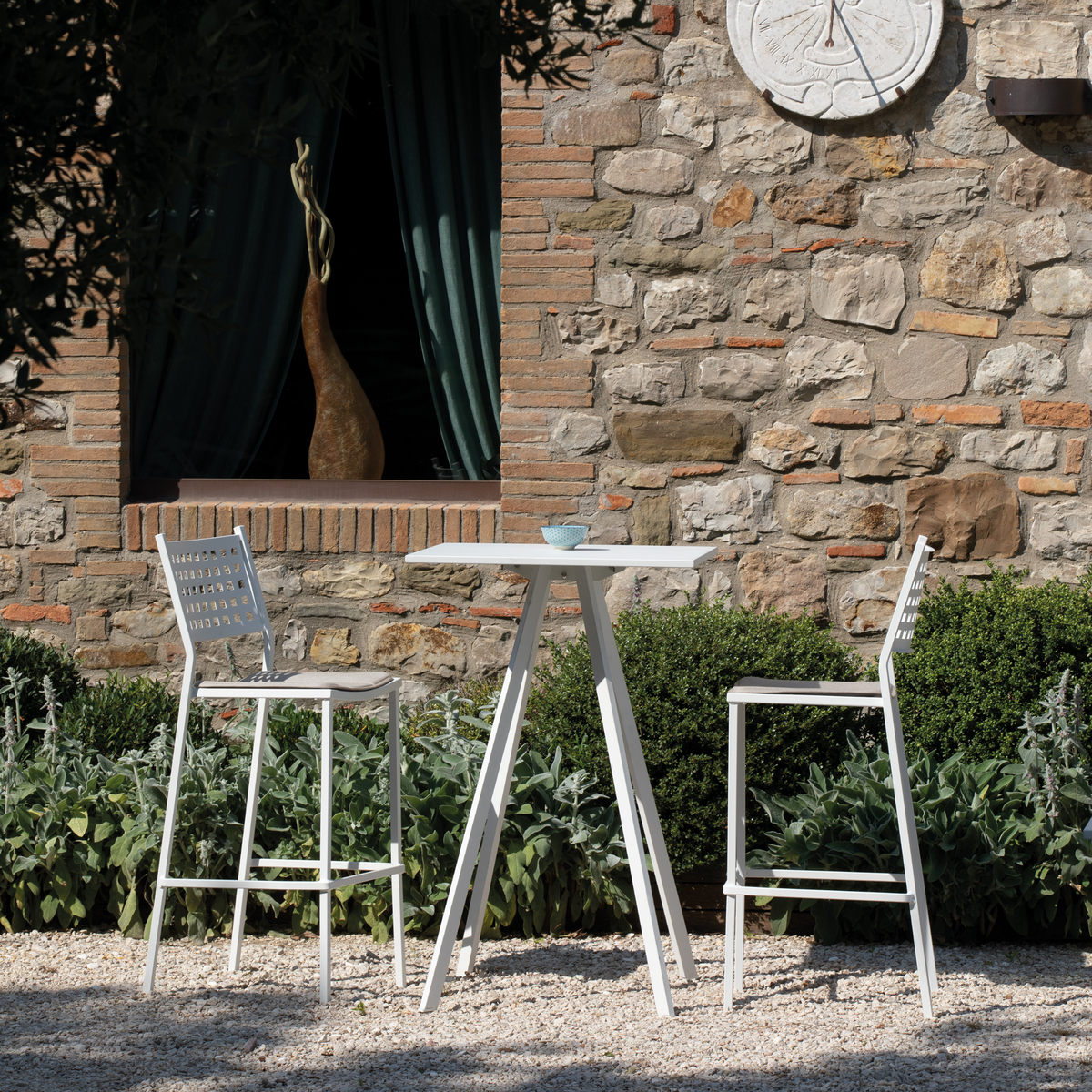 Sgabello in metallo moderno impilabile da giardino "Alice" cm 44x51 107h