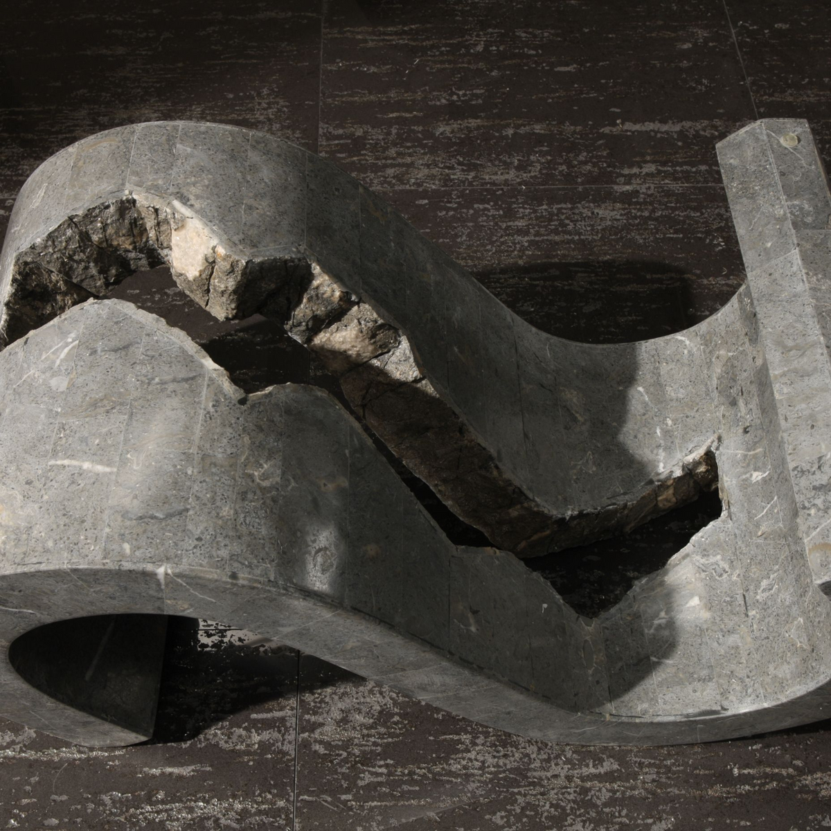 Tavolino basso in pietra fossile "Esse" top in vetro temperato cm 120x70 36h