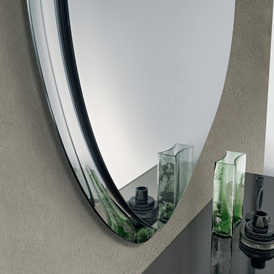 Specchio da parete sagomato "Silhouette" con semi cornice in vetro fuso - MondoViro