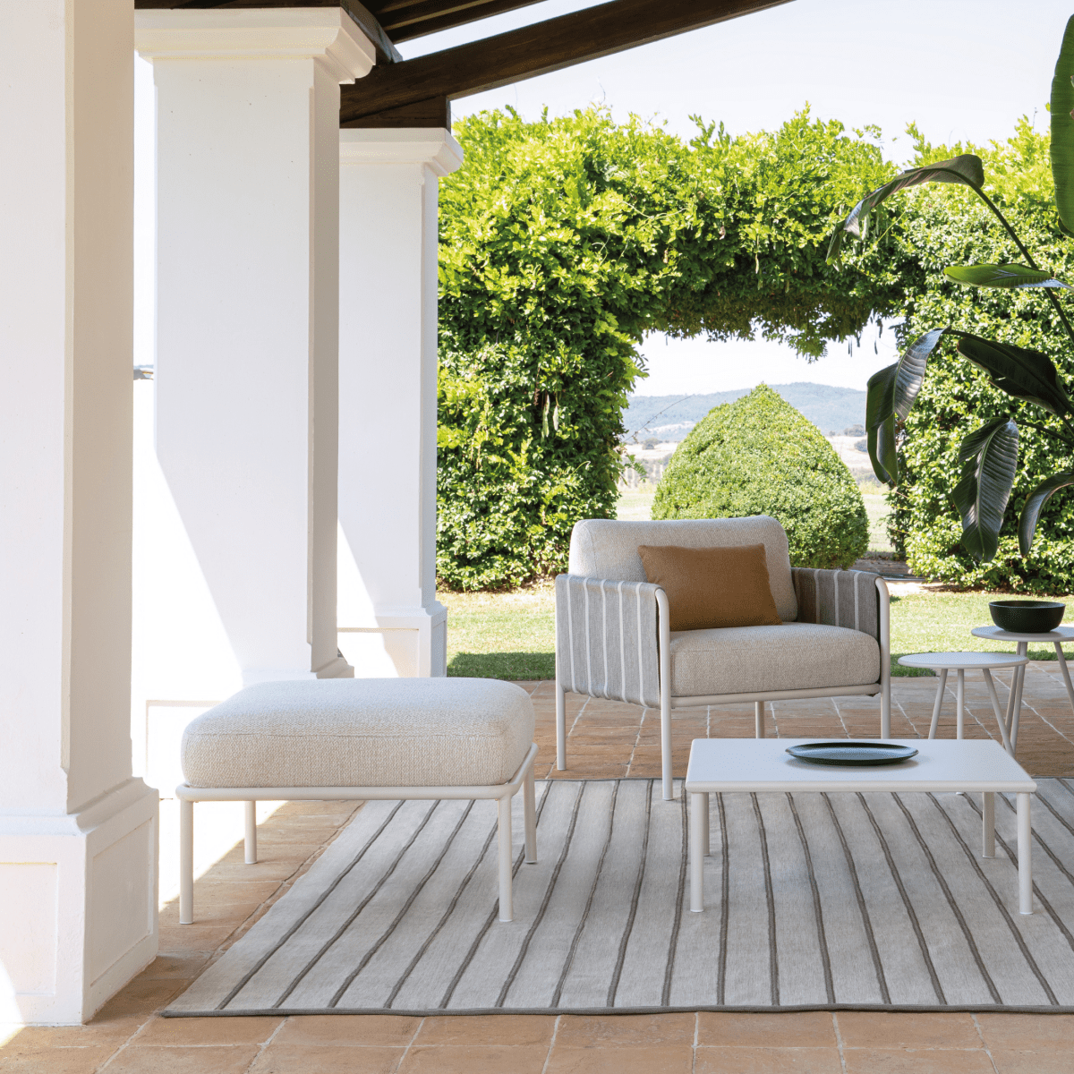 Poltrona bassa lounge in metallo "Hamptons" con cuscini cm 80x80 84h - MondoViro
