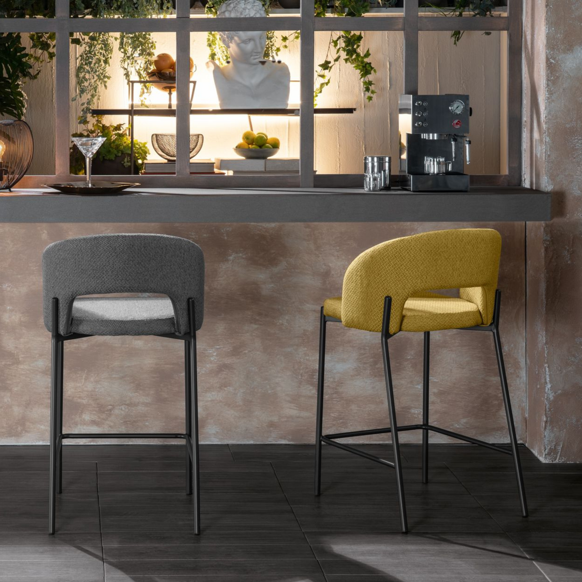 Set di sgabelli alti "Alan" in tessuto imbottiti con poggiapiedi cm 52x50 98h
