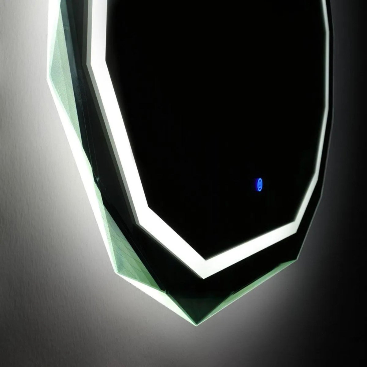 Specchio a led "Horizonte" con bordo sfaccettato e illuminato - MondoViro