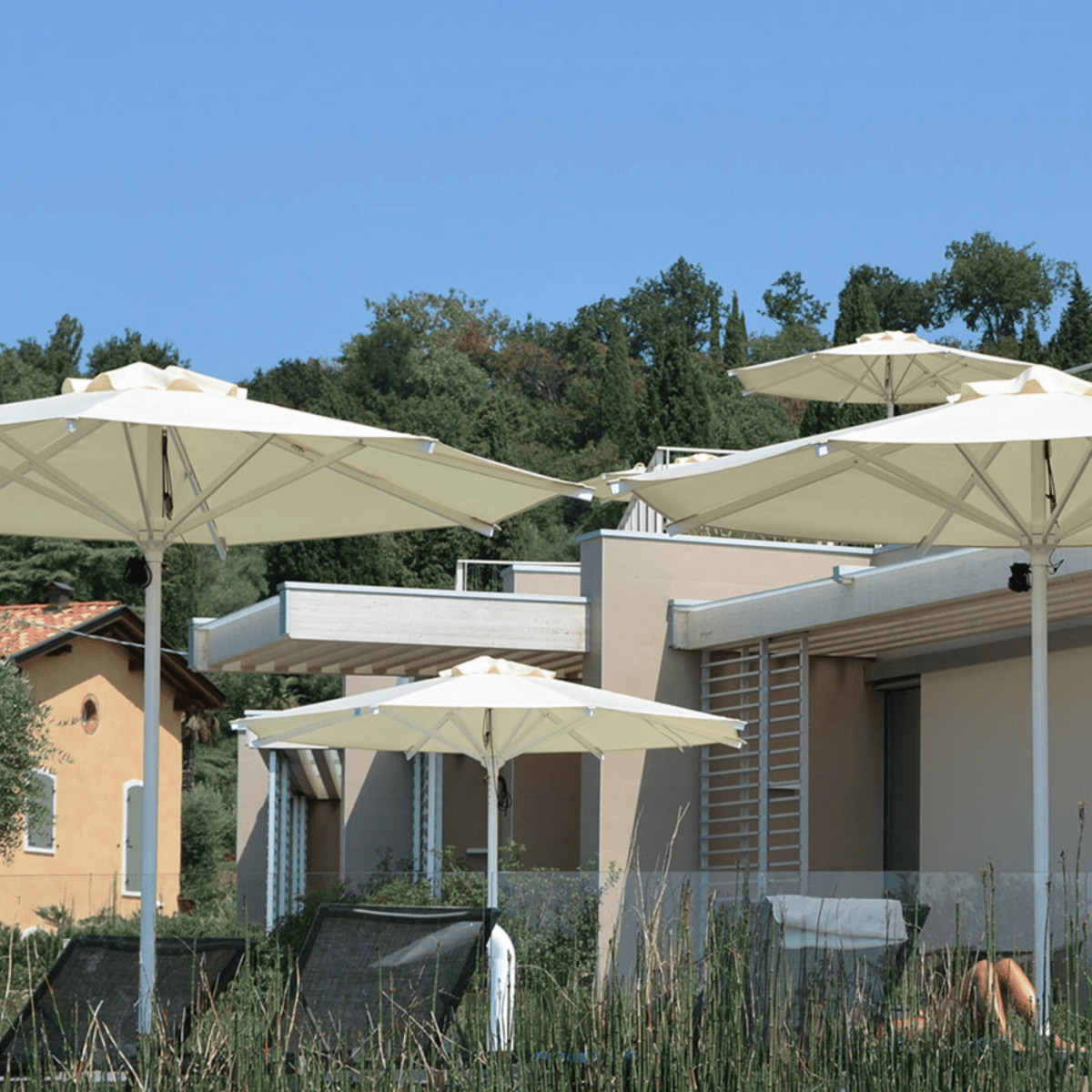 Ombrellone moderno "Zaffiro Classic" con palo centrale bianco - MondoViro