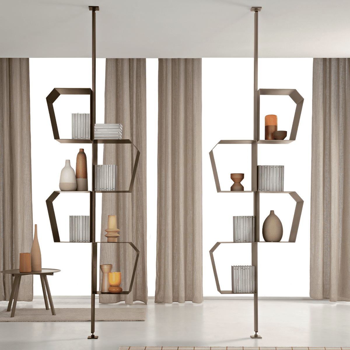 Libreria verticale "Biblio" realizzata in metallo verniciato con piedino regolabile con fissaggio a soffitto - MondoViro