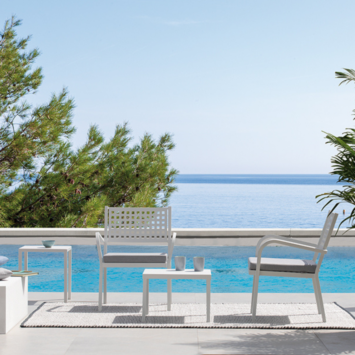 Poltrone moderne "Alice" basse in metallo impilabili da giardino cm 65x63 77h
