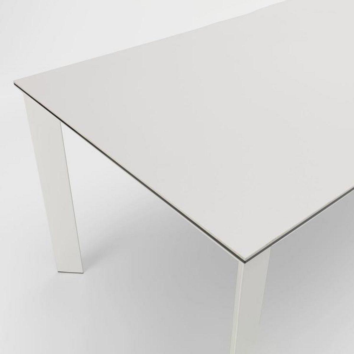 Tavolo allungabile moderno "Filo" piano in ceramica gambe in alluminio cm 140/220x90 75h