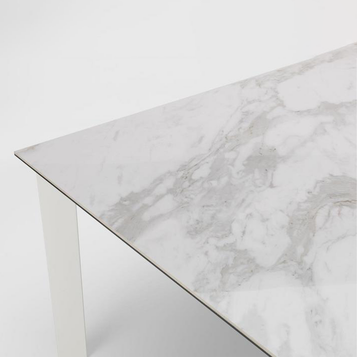Tavolo allungabile moderno "Filo" piano in ceramica gambe in alluminio cm 140/220x90 75h