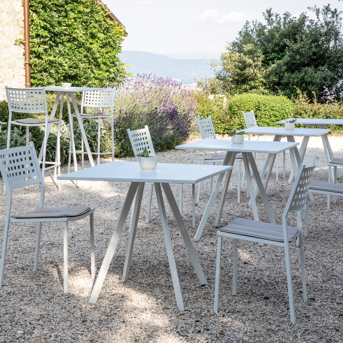 Sgabello in metallo moderno impilabile da giardino "Alice" cm 44x51 107h
