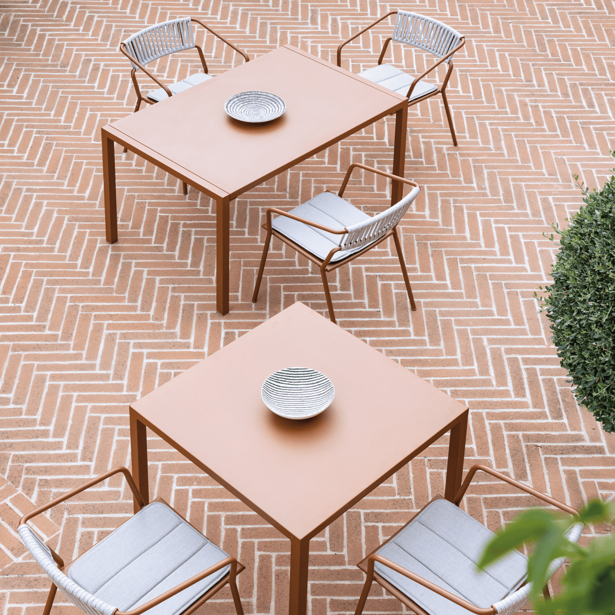 Tavolo moderno fisso rettangolare in metallo "Quatris" giardino impilabile h 75 cm - MondoViro