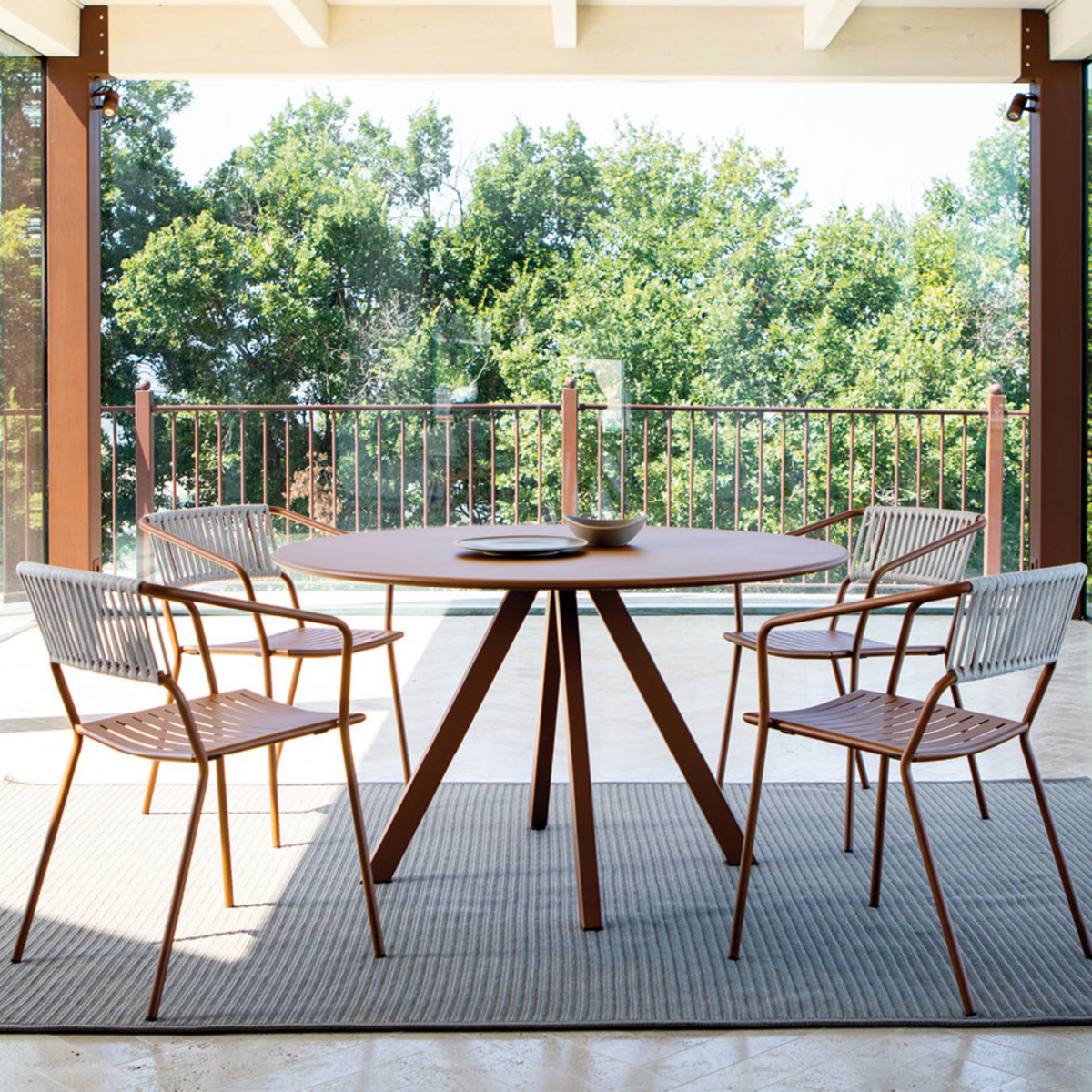 Sedie in metallo "Slot" con schienale in corda "Slot" impilabili cm 54x55 79h