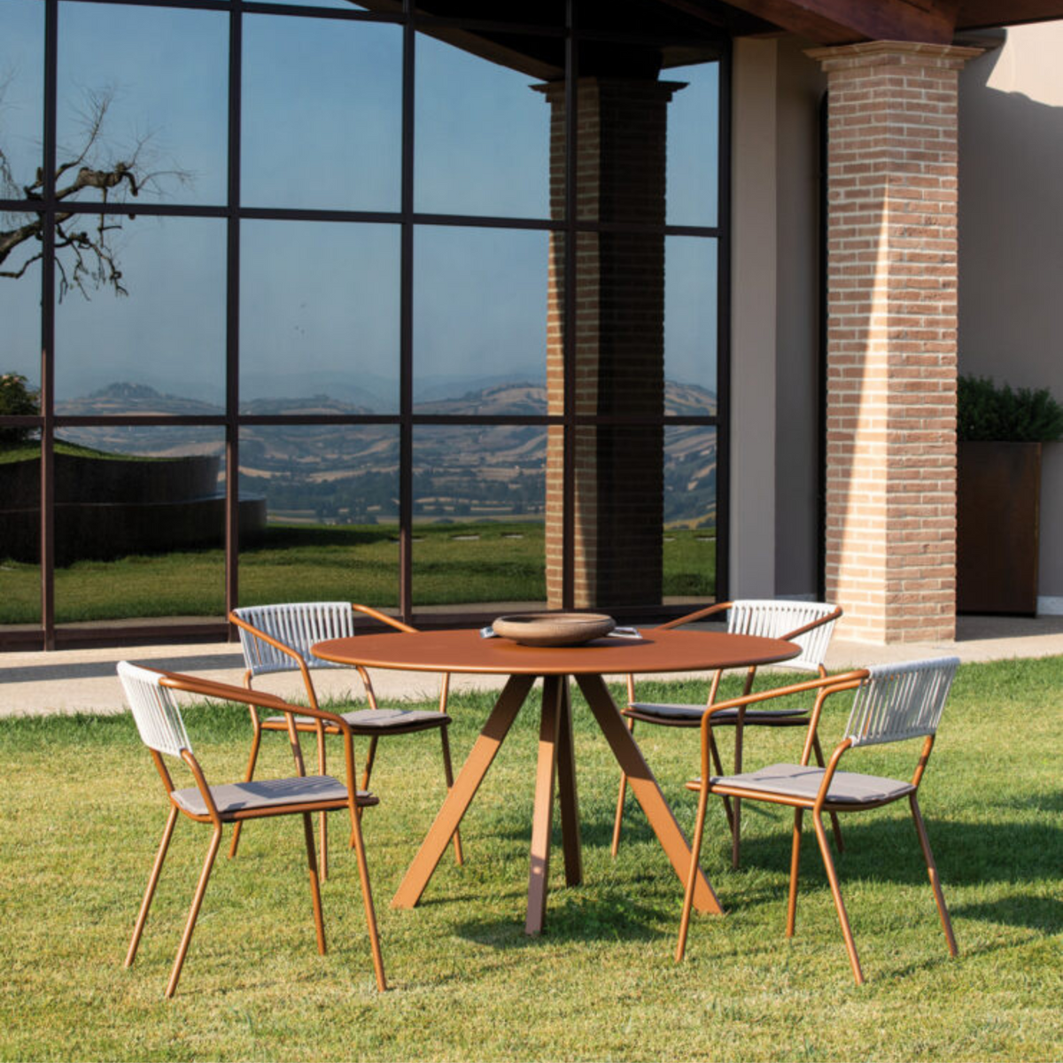 Sedie in metallo "Slot" con schienale in corda "Slot" impilabili cm 54x55 79h