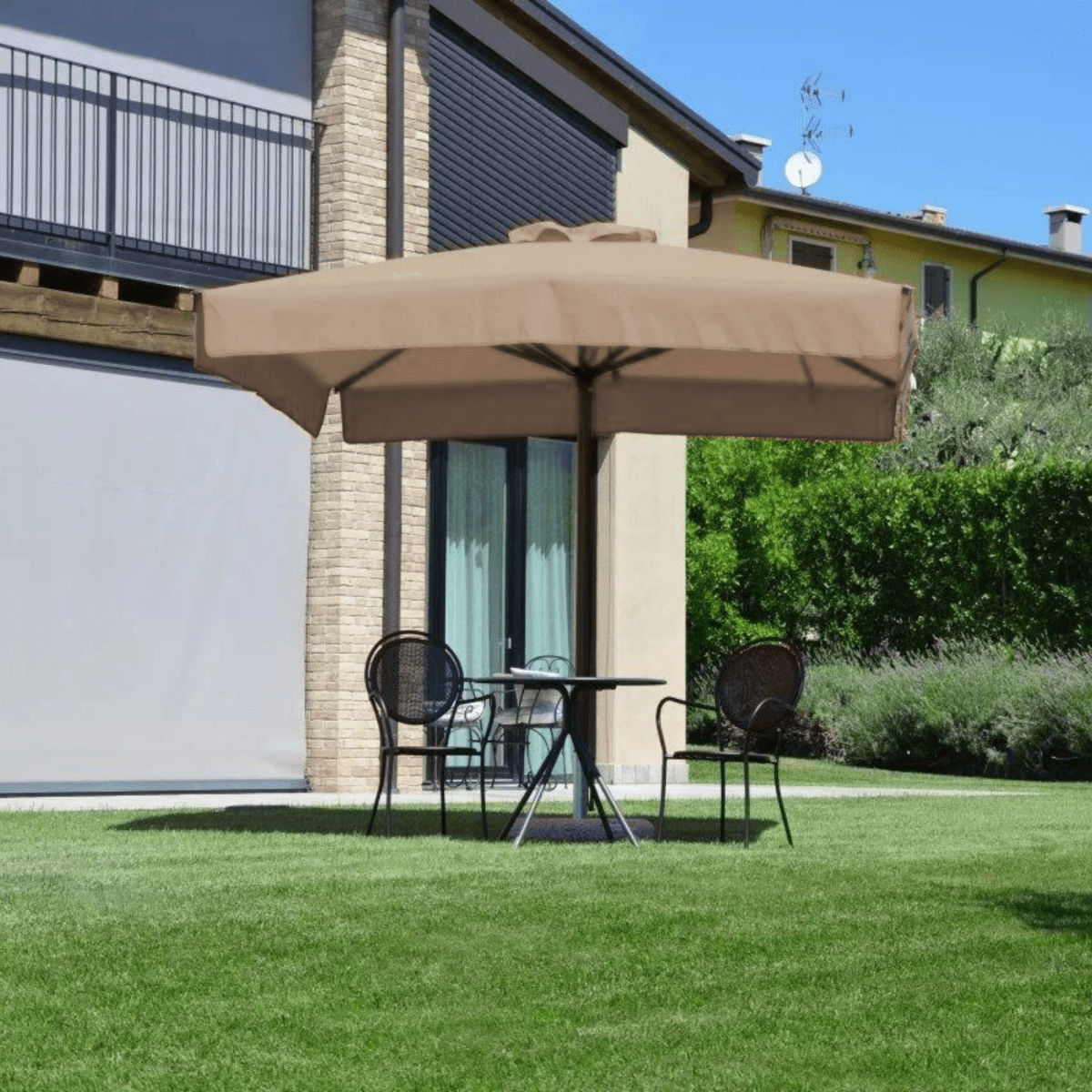 Ombrellone moderno "Corallo Glamour" con palo centrale effetto rovere - MondoViro