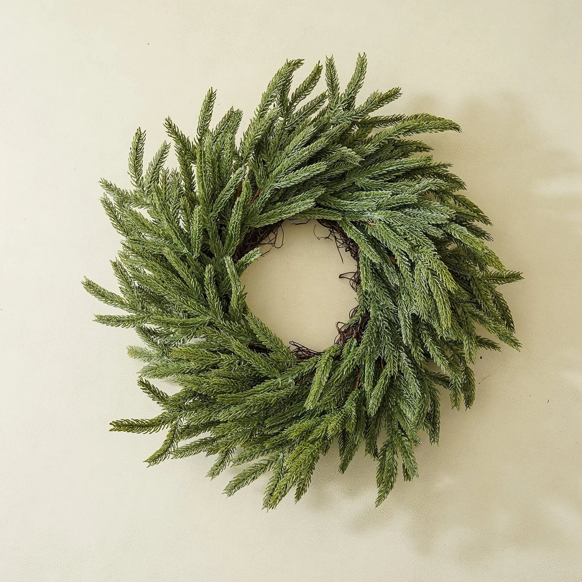 Ghirlanda natalizia Norfolk pine "Liam" in PE effetto Real Touch da Ø 60 cm - MondoViro