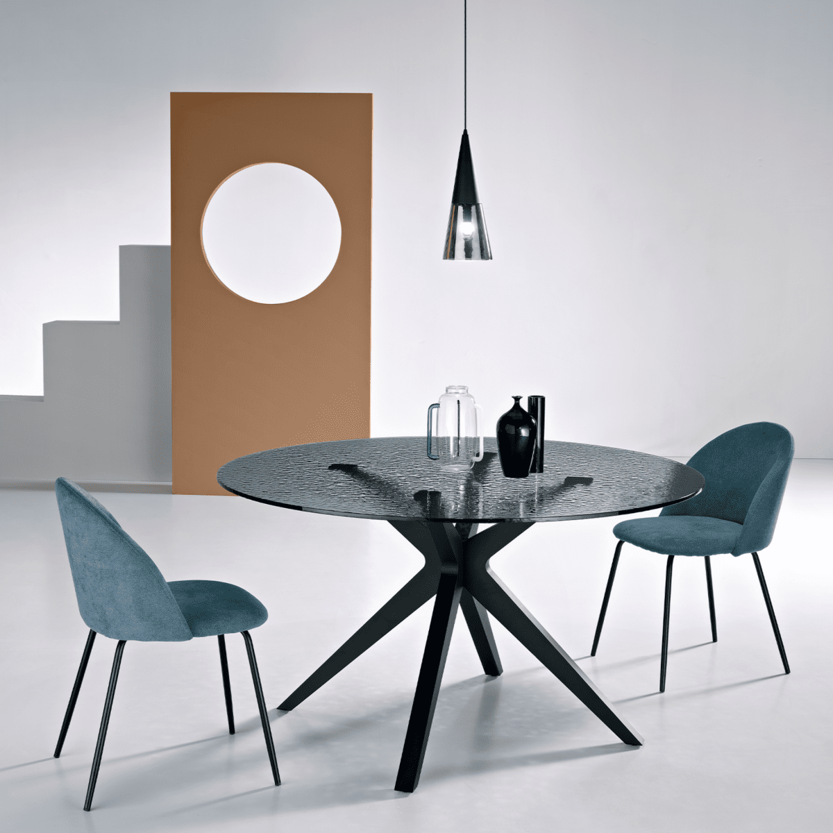 Tavolo fisso moderno "Eivissa" con piano in vetro martellato fumè e base in metallo - MondoViro