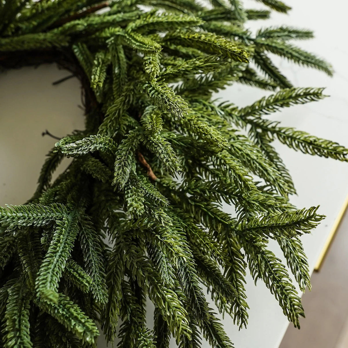 Ghirlanda natalizia Norfolk pine "Liam" in PE effetto Real Touch da Ø 60 cm - MondoViro