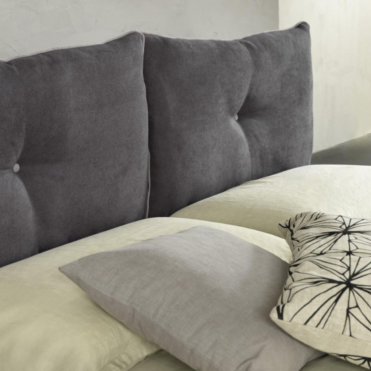 Letto contenitore con rete "Milano" tessuto Idro imbottito con piedini moderni