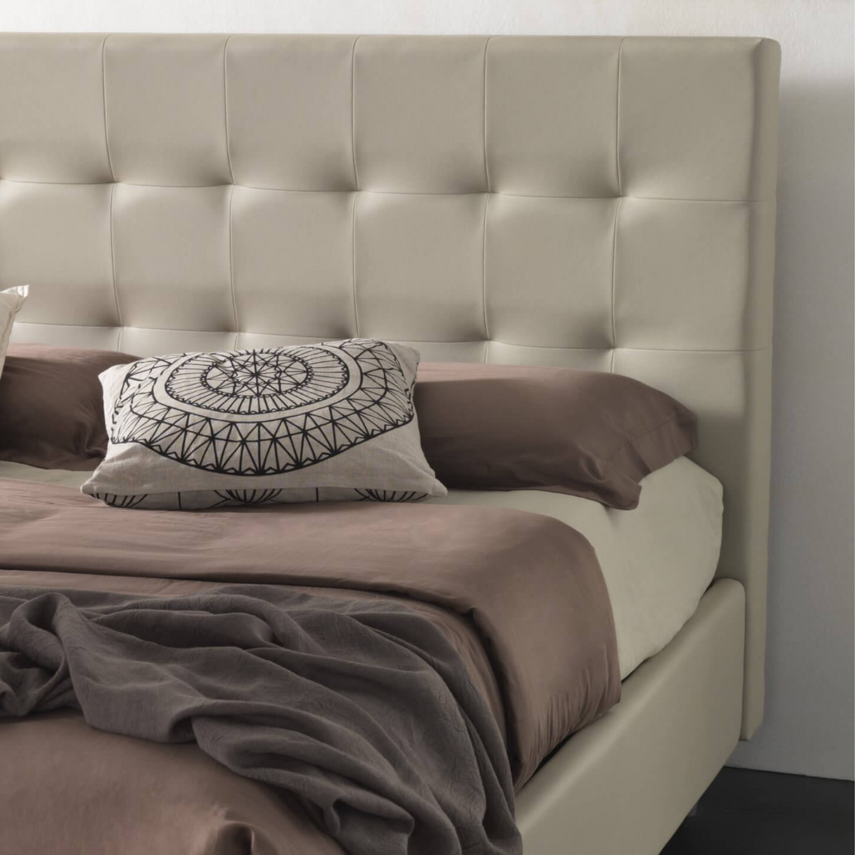 Letto contenitore con rete imbottito "New York" moderno in velluto liscio con piedino conico
