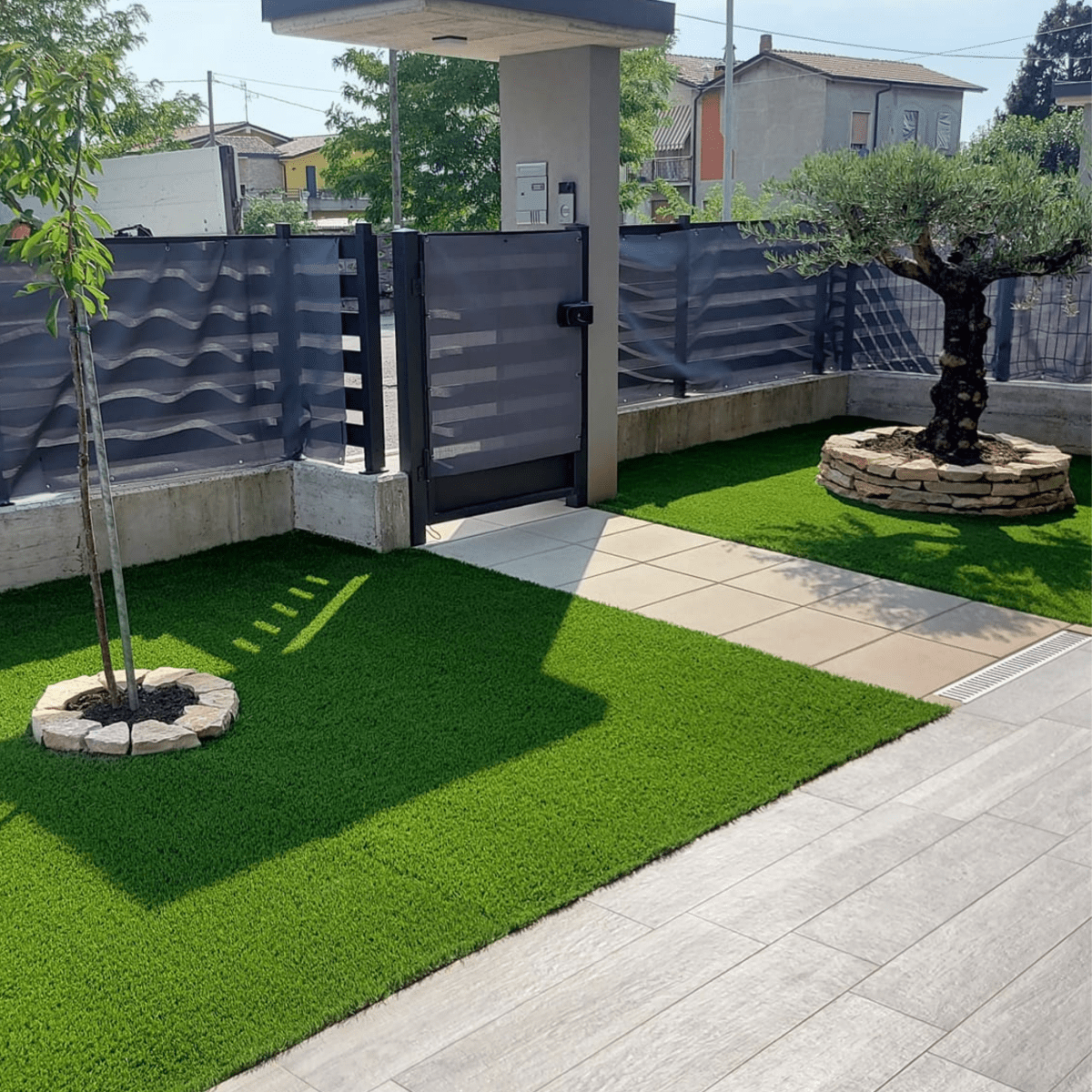 Erba sintetica verde per giardino "Happes" tappeto erboso drenante alta qualità - MondoViro