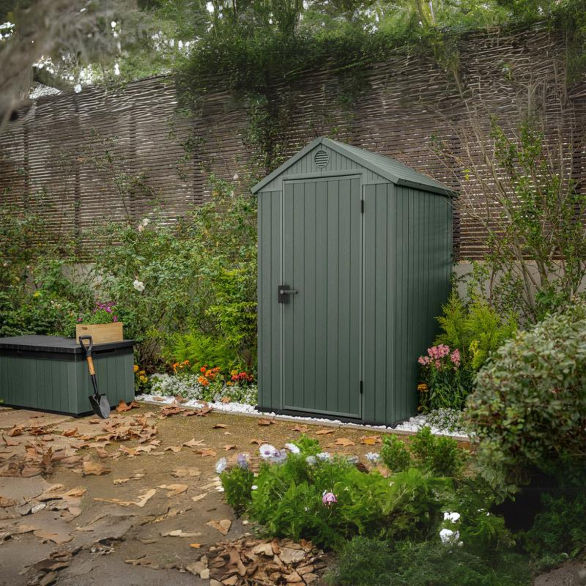Casetta da giardino in resina "Serenity" rimessa verde effetto legno