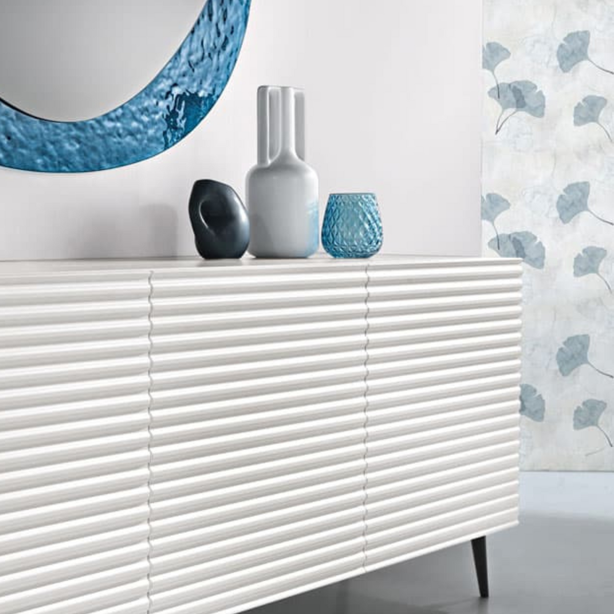 Madia moderna 3 ante già assemblata "Nadia" in legno laccato con 5 piedini cm 180x50 h80