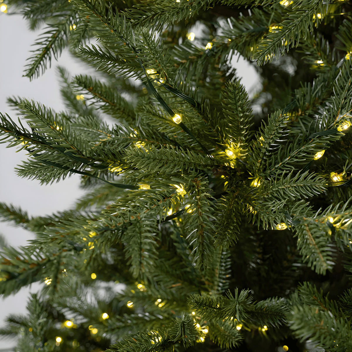 Albero di Natale "Rudolph" con Led e tronco marrone 80% PE effetto Real Touch - MondoViro