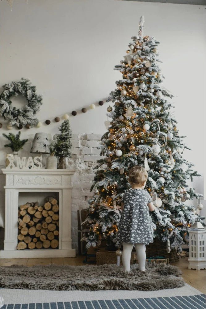 Albero di Natale innevato "Astro" moderno con big led in PE + PVC + Flock - MondoViro