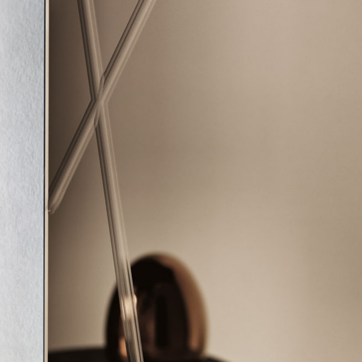 Specchio moderno da parete "Nilufar" con incisioni laser cm 70x160h