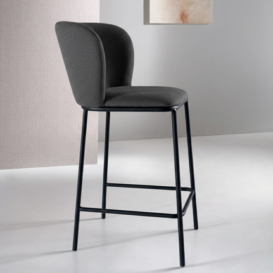Set sgabelli fissi "Riva" dal design morbido e accogliente in tessuto cm 58x52 95h