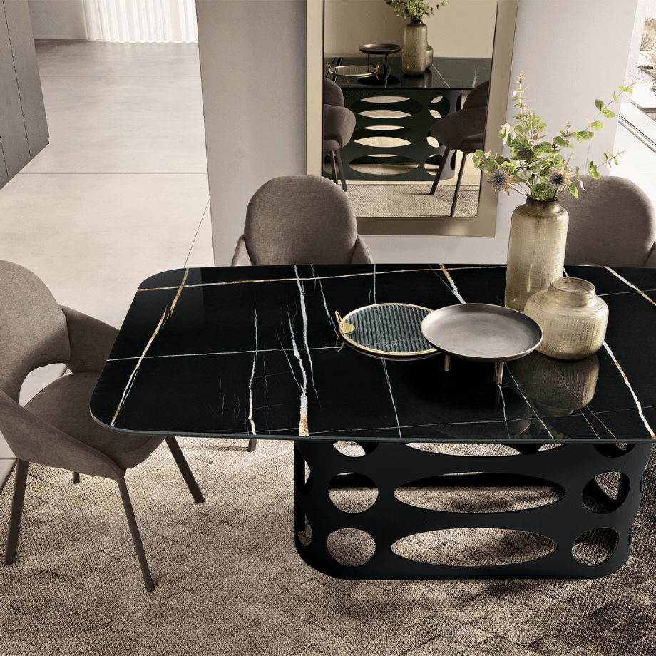 Tavolo fisso da pranzo "Core" con piano in ceramica effetto marmo lucido e base con trafori in metallo verniciato cm 210x110 75h - MondoViro