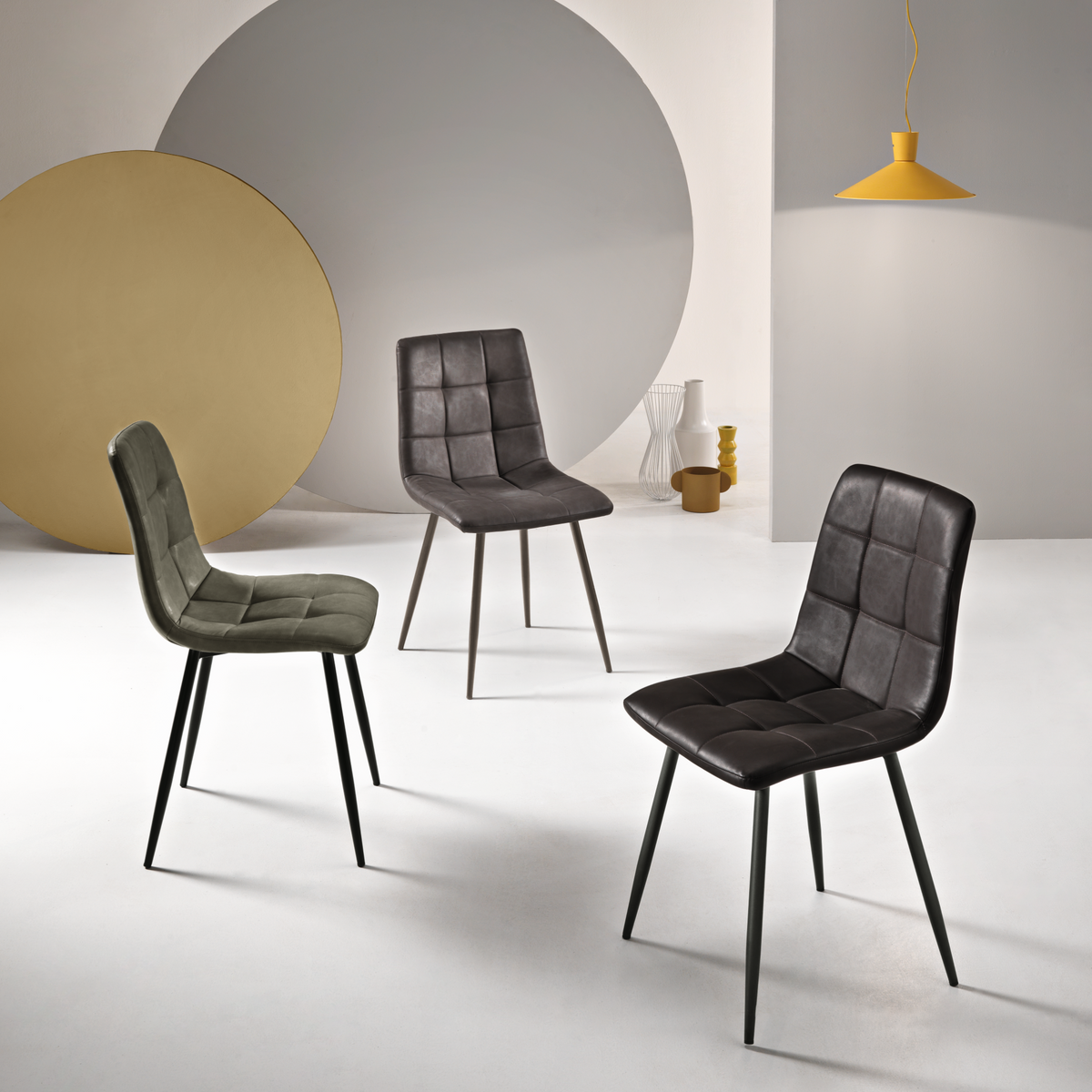 Sedie moderne "Siviglia" struttura in metallo verniciato seduta in ecopelle effetto soft touch