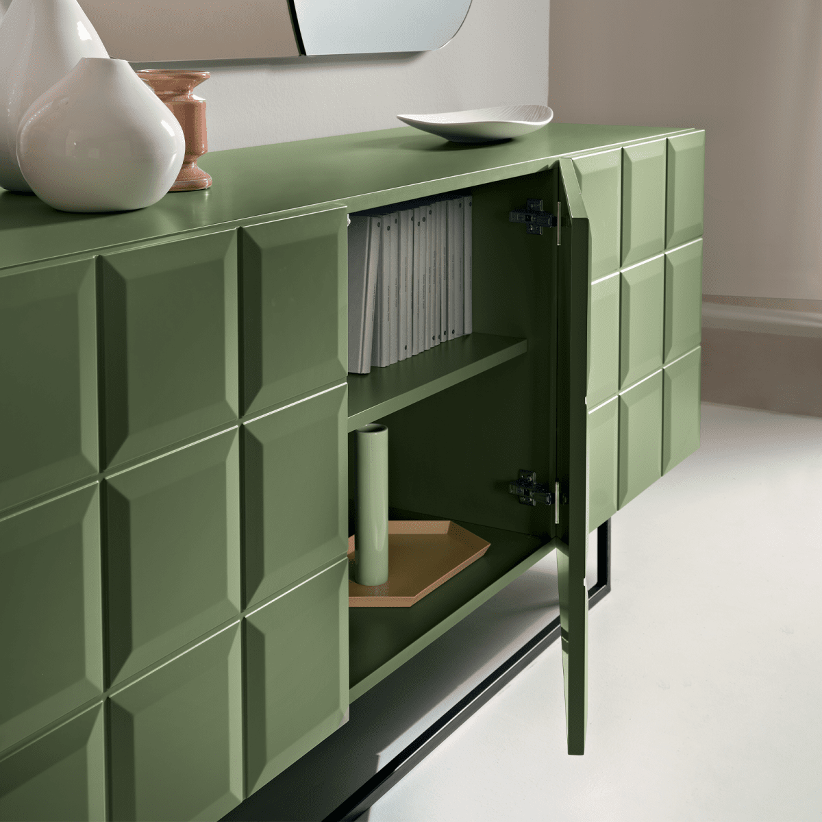 Madia verde "Mirò" con ante in MDF laccato e scocca in nobilitato e base in metallo verniciato nero - MondoViro